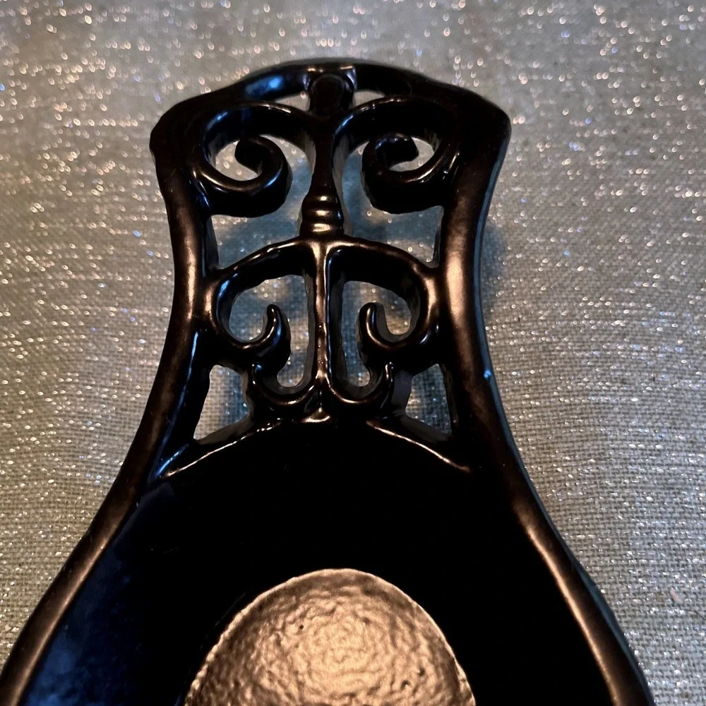 Vintage Style Cast Iron Spoon Rest Black Fleur De Lis Padded Bottom EUC